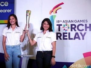 Kirab Obor Asian Games di Solo Oleh Dian Sastro dan Rochy Putiray