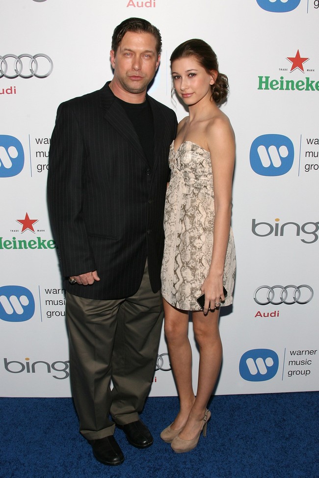 Ada masanya Hailey memakai gaun strapless dengan motif kulit ular. Di acara Warner Music Group tahun 2011 bersama sang ayah. Foto: Dok. Getty Images