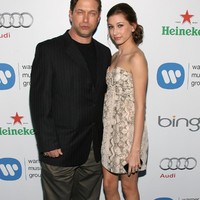 Ada masanya Hailey memakai gaun strapless dengan motif kulit ular. Di acara Warner Music Group tahun 2011 bersama sang ayah. Foto: Dok. Getty Images