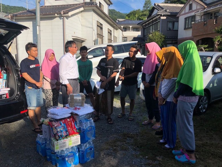 KJRI Osaka Beri Bantuan ke WNI Terdampak Banjir di Jepang KJRI Osaka Beri Bantuan ke WNI Terdampak Banjir di Jepang