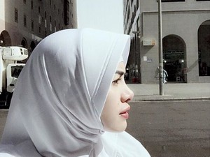 Berhijab, Nikita Mirzani Tetap Berantas Pelakor
