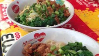 Ada bihun dan mie ayam yang diracik khas Bangka. Lihat saja tampilannya, bikin perut lapar. Foto: Instagram @tamisaputra_
