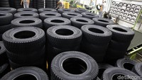 Tumpukan ban siap untuk didistribusikan.