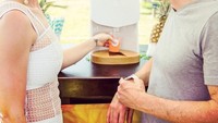 Bersama temannya, Katy memilih jus wortel segar untuk menemani waktu santainya. Foto: Instagram @katyperry