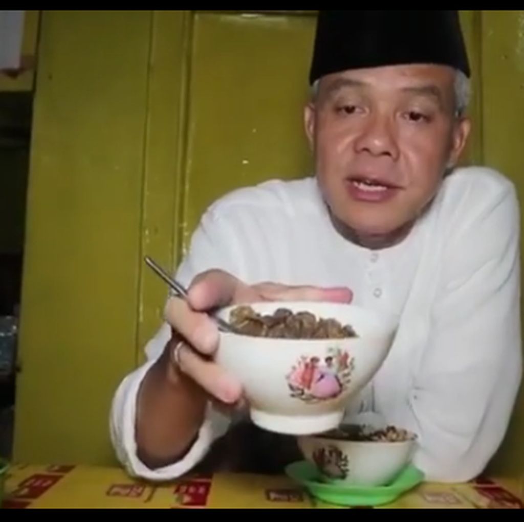 Aksi Ganjar Pranowo Saat Berburu Tengkleng hingga Ngulek Sambel Aksi Ganjar Pranowo Saat Berburu Tengkleng hingga Ngulek Sambel