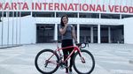 Aksi Crismonita Gotong Sepeda