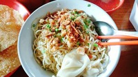 Dijamin enak! Mie yang satu ini dipadu dengan pangsit rebus serta daging ayam. Agar makin komplet bisa juga lho ditambah dengan bakso dan kerupuk pangsit. Foto: Instagram @pengenmakan.deh