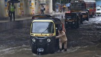 Banjir di India akibat curah hujan yang tinggi terus terjadi. Kota Mumbai menjadi salah satu kota di India yang terkena dampak hujan yang terus mengguyur kota tersebut. Francis Mascarenhas/Reuters.