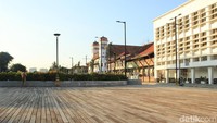 Foto: Area tengah Kali Besar pun kini dihiasi oleh jembatan berukuran lebar yang bisa dipakai untuk banyak kegiatan. Wah, beda banget ya (Randy/detikTravel)