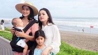 Berpose bareng Selly Wilson (titi_kamall/Instagram)