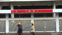 Beberapa pekerja tampak melewati SUGBK.