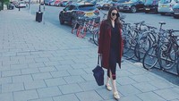 Ia juga mengabadikan momen saat berada di depan University of Oxford. Foto: Dok. Instagram/therealmomogeisha