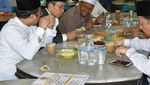 Intip Gaya Tuan Guru Bajang Saat Makan Bersama Ustaz Abdul Somad dan Ulama
