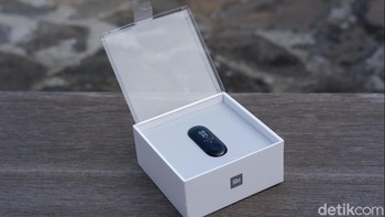 Gelang pintar ini menyuguhkan tampilan baru, dan ini sudah terasa dari kemasannya. Foto: Adi Fida Rahman/detikINET