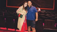 Di balik pemberitaan itu, Momo sibuk liburan bersama suami tercinta. Ia pun menghadiri pertunjukkan Aladdin di London bersama suami. Foto: Dok. Instagram/therealmomogeisha