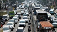 Kemacetan pun tak terhindarkan di sepanjang Jalan Matraman, Jakarta Pusat.