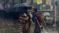 Aktivitas warga pun menjadi terhambat akibat banjir. Francis Mascarenhas/Reuters.