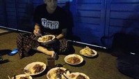 Nah kalau foto ini diambil Ganjar ketika menyantap sahur di Pekalongan. Menunya ada nasi megono dengan lauk congor. Foto: instagram @ganjar_pranowo