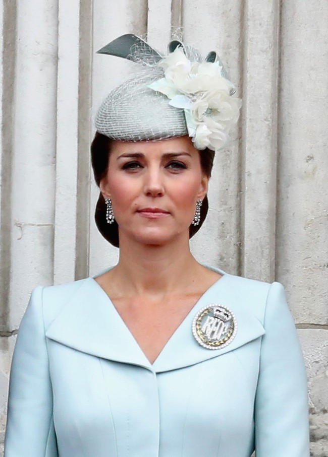 Bros besar di lapel kanan gaun Kate tak hanya aksesori, melainkan sebuah penghormatan. Kate mendapatkan brosnya dari Royal Air Force ketika ia didapuk menjadi Honorary Air Commandant di tahun 2015. Foto: Dok. Getty Images