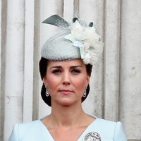 Bros besar di lapel kanan gaun Kate tak hanya aksesori, melainkan sebuah penghormatan. Kate mendapatkan brosnya dari Royal Air Force ketika ia didapuk menjadi Honorary Air Commandant di tahun 2015. Foto: Dok. Getty Images