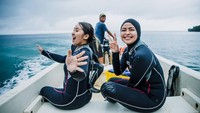 Berpose bareng Chua di atas perahu (tantrisyalindri/Instagram)