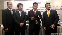 Presiden Direktur PT Darma Henwa Tbk Faisal Firdaus (kanan), berbincang bersama Direktur Agus Efendi (kiri), Direktur Ivi Sumarna Suryana (kedua kiri) dan Presiden Komisaris Suadi Atma, usai Rapat Umum Pemegang Saham Tahunan (RUPST) dan Rapat Umum Pemegang Saham Luar Biasa (RUPSLB) PT Darma Henwa Tbk, di Jakarta, Selasa (10/7/2018).