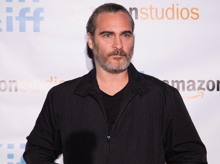 Duh Joaquin Phoenix Terlibat Kecelakaan dengan Truk  Damkar 