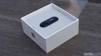 Kemasan kotak Mi Band 3 dibuat transparan, sebelumnya dibikin tertutup. Foto: Adi Fida Rahman/detikINET