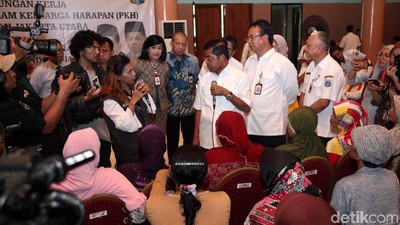 Mensos Temui Korban Penyelewengan Dana PKH