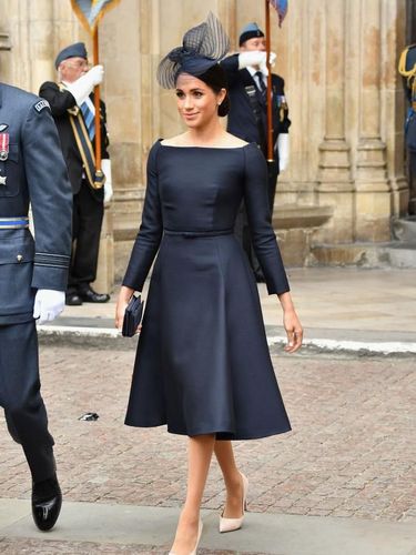 Meghan Markle dalam balutan gaun Dior dengan garis leher bergaya 'bateau'.