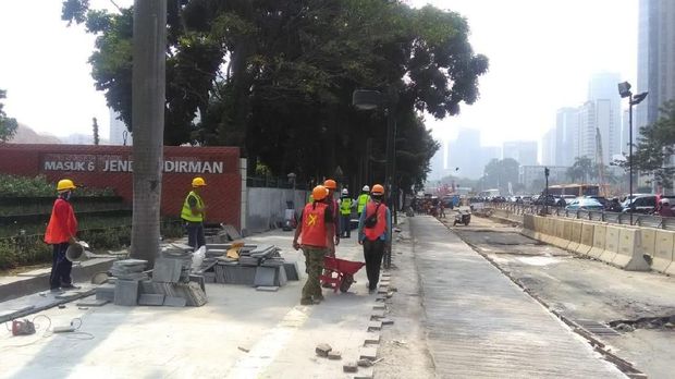 Trotoar di GBK dipercantik