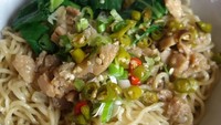 Mau yang versi pedas? Mie Bangka yang mulur ini enak dipadu dengan potongan daging ayam dan irisan cabai rawit. Huah! Foto: Instagram @normsnorma