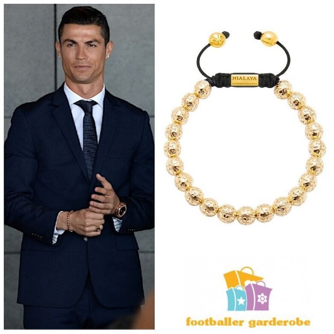 Selain jam tangan, Cristiano Ronaldo juga kerap memakai gelang sebagai aksesori. Pemain bola asal Portugal itu pernah tertangkap kamera memakai gelang pria dari brand perhiasan asal Los Angeles, Nialaya. Gelang emas dengan bebatuan khas India itu harganya mencapai US$ 11.790 atau sekitar Rp 169 juta. Foto: Instagram/footballergarderobe