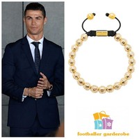 Selain jam tangan, Cristiano Ronaldo juga kerap memakai gelang sebagai aksesori. Pemain bola asal Portugal itu pernah tertangkap kamera memakai gelang pria dari brand perhiasan asal Los Angeles, Nialaya. Gelang emas dengan bebatuan khas India itu harganya mencapai US$ 11.790 atau sekitar Rp 169 juta. Foto: Instagram/footballergarderobe