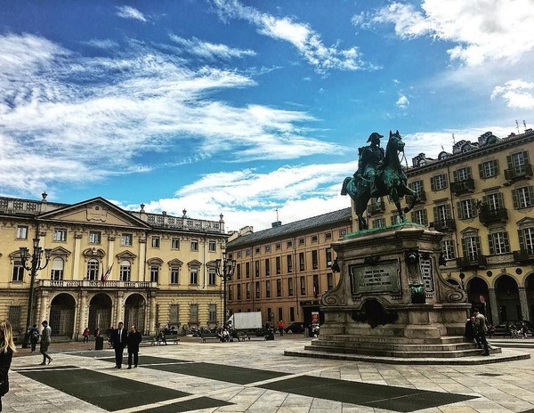 Selain Piazza Castello, ada juga Piazza Bodoni dengan ikonnya berupa patung ksatria penunggang kuda. Di belakangnya, ada bangunan Museum Musik Giuseppe Verdi (Instagram/@turismotorino) Selain Piazza Castello, ada juga Piazza Bodoni dengan ikonnya berupa patung ksatria penunggang kuda. Di belakangnya, ada bangunan Museum Musik Giuseppe Verdi (Instagram/@turismotorino)