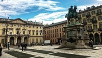 Selain Piazza Castello, ada juga Piazza Bodoni dengan ikonnya berupa patung ksatria penunggang kuda. Di belakangnya, ada bangunan Museum Musik Giuseppe Verdi (Instagram/@turismotorino)