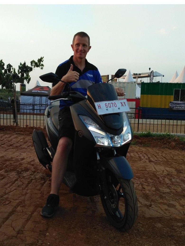 Motocross Racing Manager of Yamaha Motor Europe, Erik Eggens, naik Lexi di MXGP Semarang (Foto: dok. Yamaha)/Foto: Dok Yamaha Motocross Racing Manager of Yamaha Motor Europe, Erik Eggens, naik Lexi di MXGP Semarang (Foto: dok. Yamaha)/Foto: Dok Yamaha