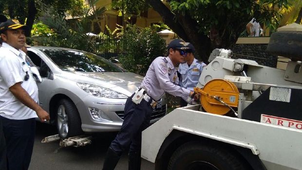 Mobil parkir di tempat larangan parkir diderek petugas