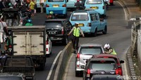 Hal itu dikarenakan adanya penertiban jalur busway oleh petugas lalu lintas.