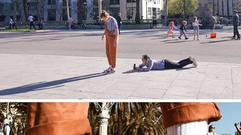 Sahabat yang baik rela tiduran di jalanan umum hanya demi ambil foto sepatu temannya. (Foto: Brightside)