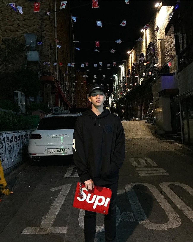 Suradet kerap kali berpenampilan stylish dengan mengenakan beberapa brand fashion ternama.  Foto: dok. Instagram @bbasjtr