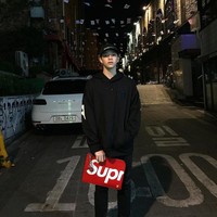 Suradet kerap kali berpenampilan stylish dengan mengenakan beberapa brand fashion ternama.  Foto: dok. Instagram @bbasjtr