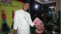 Ganjar Pranowo termasuk orang yang aktif di media sosial. Laman instagramnya @ganjar_pranowo penuh dengan aktivitas pribadi maupun kerjaan. Kali ini Ganjar sedang mampir ke Solo dan makan tengkleng. Foto: instagram @ganjar_pranowo