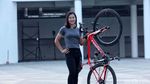 Aksi Crismonita Gotong Sepeda