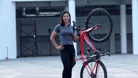 Crismonita Dwi Putri rela menjalani latihan berat di pelatnas balap sepeda, meskipun kadang kala fisiknya kalah. Ada kenikmatan yang dipetiknya.