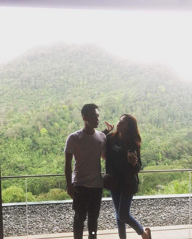 Sebelum kabar gugatan cerai, Eza dan Meiza kerap terlihat kompak bersama keluarga kecil mereka. Keduanya juga terlihat mesra. Foto: Dok. Instagram/Eza Gionino