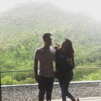 Sebelum kabar gugatan cerai, Eza dan Meiza kerap terlihat kompak bersama keluarga kecil mereka. Keduanya juga terlihat mesra. Foto: Dok. Instagram/Eza Gionino