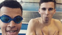 Selain menekuni sepakbola, Dele Alli juga hobi olahraga renang. (Instagram/dele)