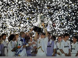 Ronaldo mesti menunggu hingga musim 2011/2012 untuk merasakan trofi La Liga pertamanya. Ini jadi satu dari hanya dua gelar Liga Spanyol yang dimenanginya bersama Madrid. (Foto: Denis Doyle/Getty Images)