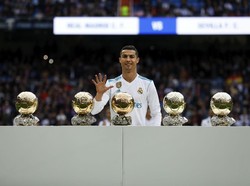 Dia lantas memenangi tiga Ballon dOr lainnya bersama Madrid, sehingga secara keseluruhan telah meraih lima trofi tersebut termasuk saat masih berseragam Manchester United. Trofi teranyarnya diterima untuk kiprahnya di 2017 lalu. Bisakah Ronaldo mempertahankan titelnya setelah meninggalkan Madrid? (Foto: Gonzalo Arroyo Moreno/Getty Images)